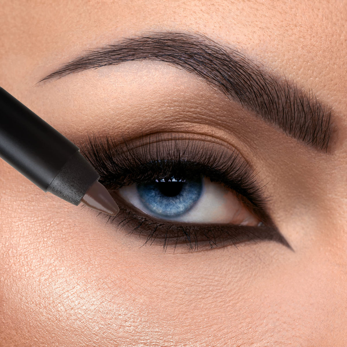 K7L Brown Eyeliner waterproof offers long-lasting definition and reliability.