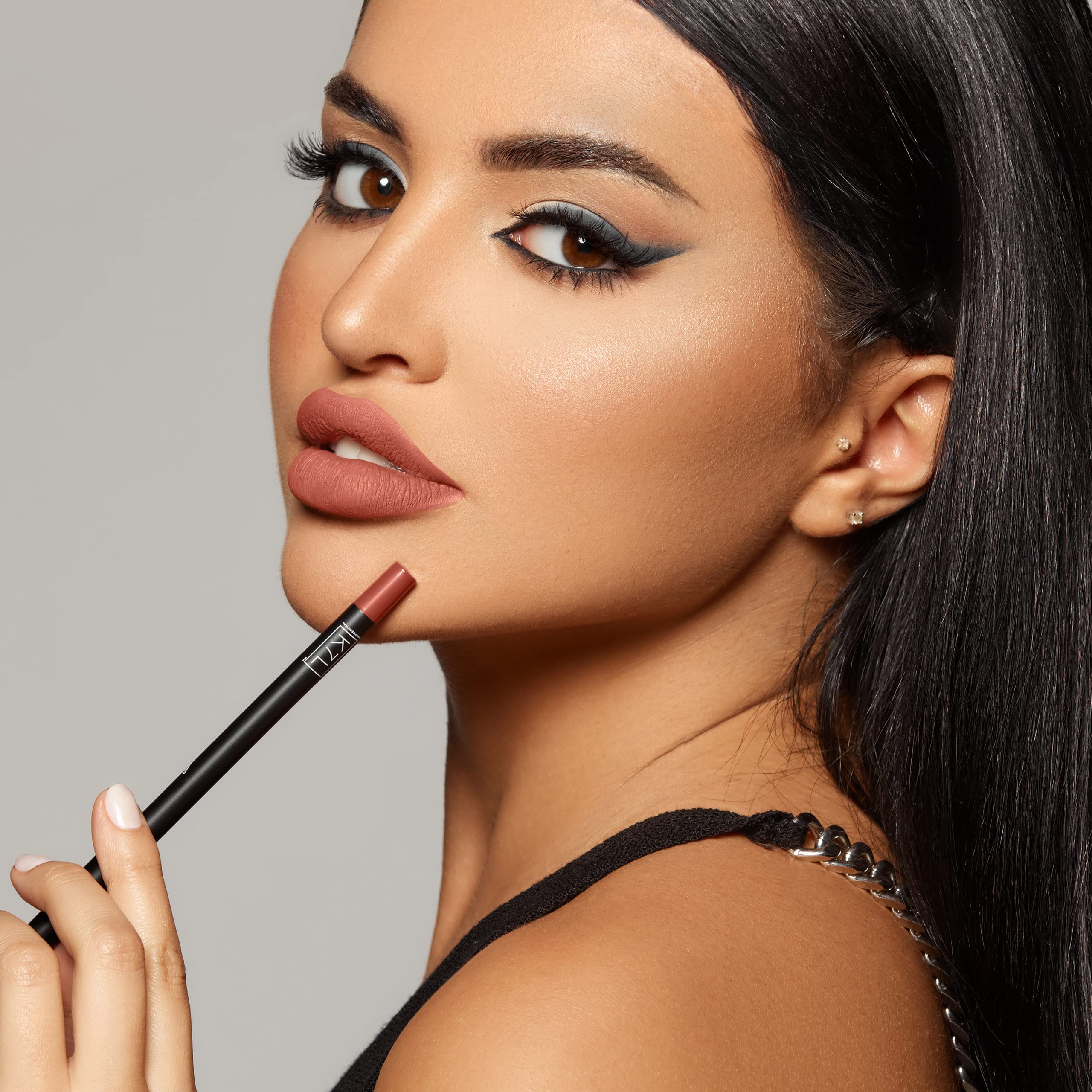 K7L Lip Crayon Biscuit full-face look showcases versatile lip color for any occasion.