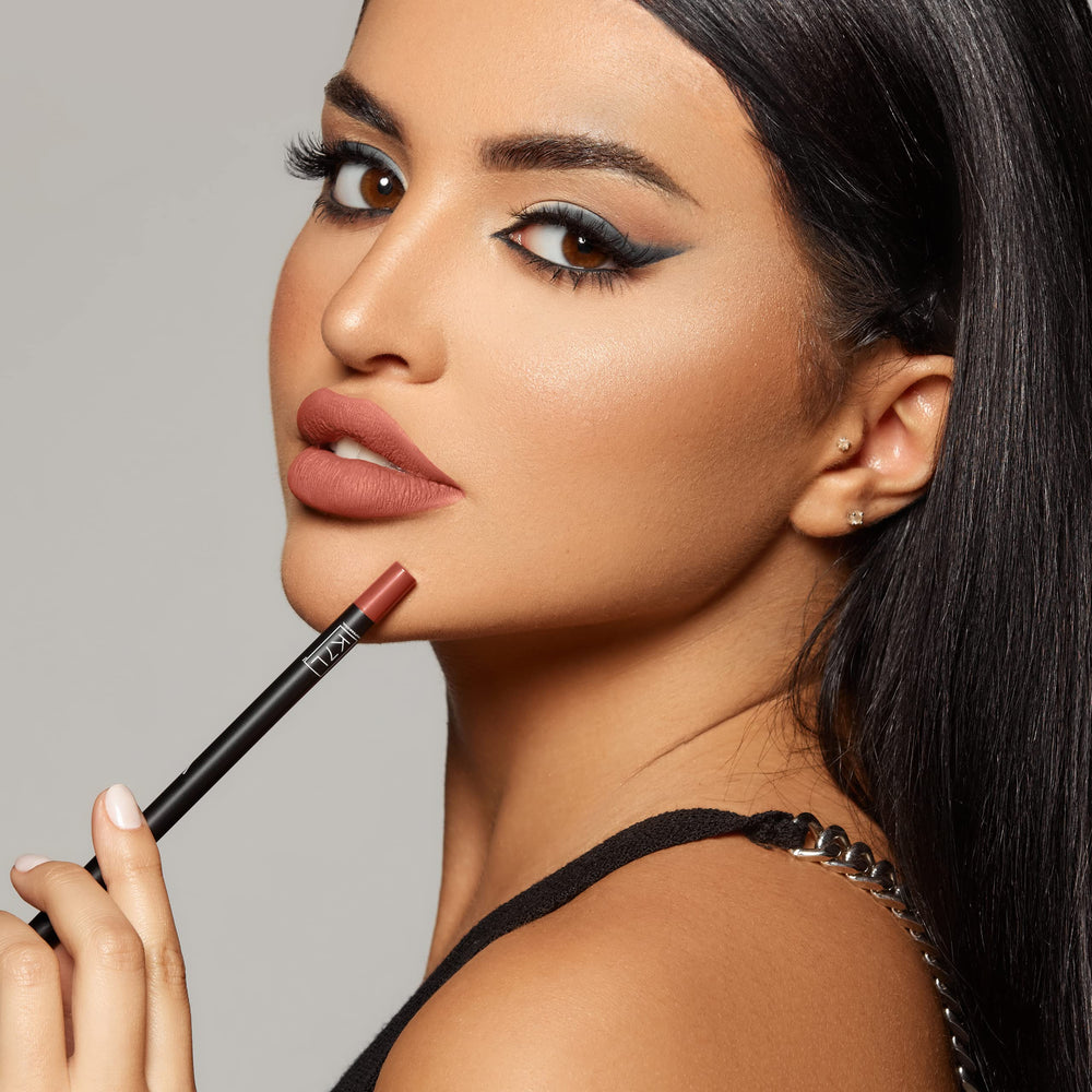 K7L Lip Crayon Biscuit full-face look showcases versatile lip color for any occasion.