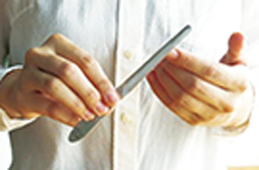 Karasawa Yasuri curved nail file design showing ergonomic fit for comfortable filing