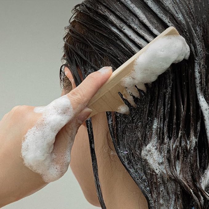 Karl&Hans sulfate- and silicone-free formula supports balanced hair and scalp.