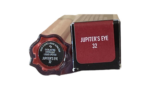 Kat Von D Everlasting Hyperlight Jupiter's Eye wand application demonstrates precise control.
