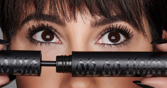 Kat Von D Go Big brush close-up with wavy fibers for fluffy volume