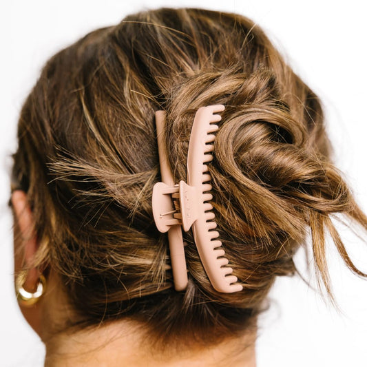 KAXI Hold Everything Midi Claw close-up with 44 teeth offers a firm grip for secure styling.