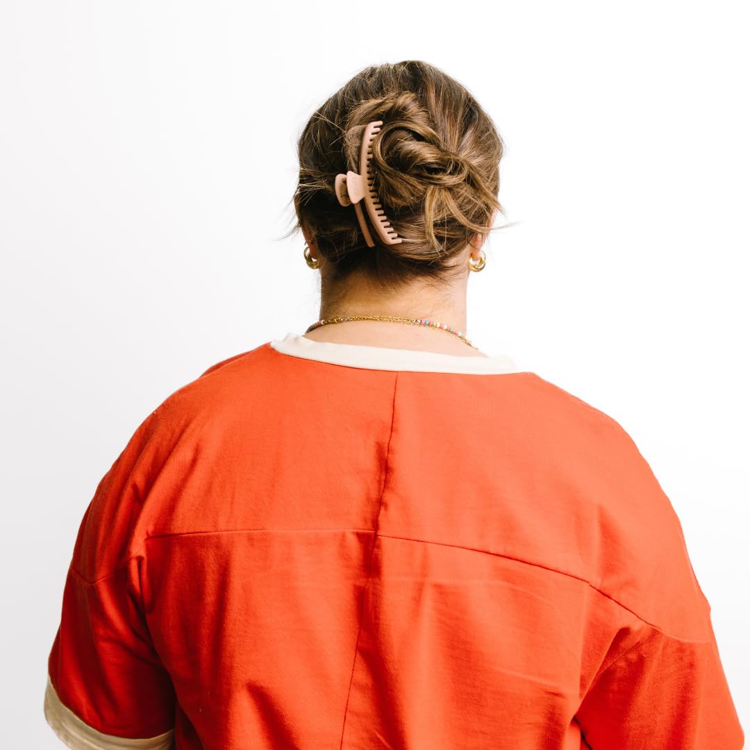KAXI Hold Everything Midi Claw on thick hair for secure hold.