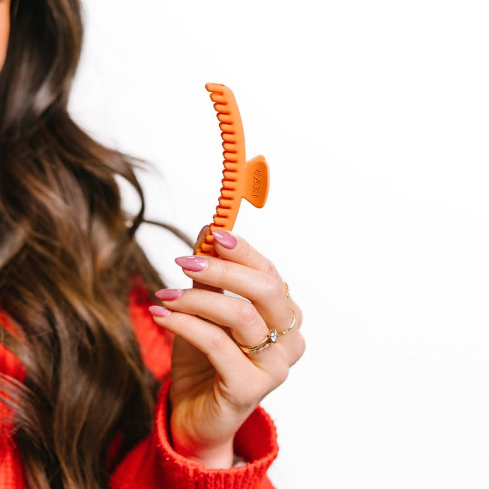 KAXI Hold Everything Midi clip in bun demonstrates secure daily wear.