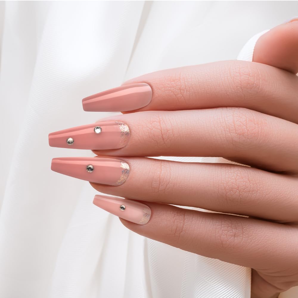 KISS pink gel glue 2mL ensures secure salon-like adhesion at home.