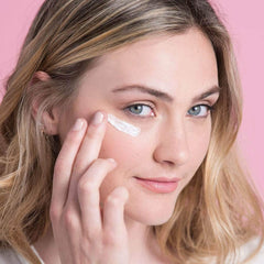 Kiss Red E hyaluronic acid and vitamin C close-up for hydration