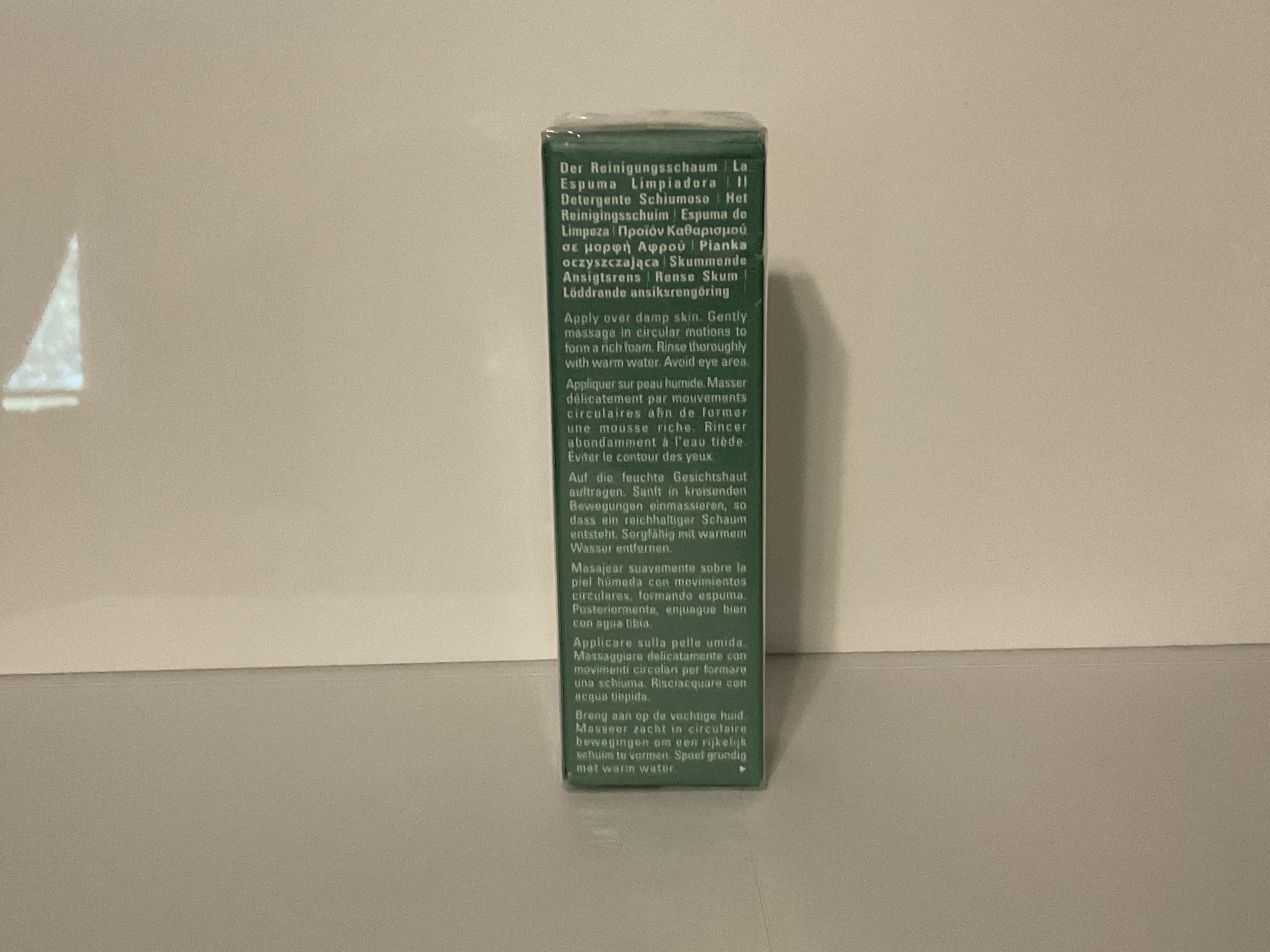 La Mer Cleansing Foam rinse finish visual showing a clean, fragrance-free result.