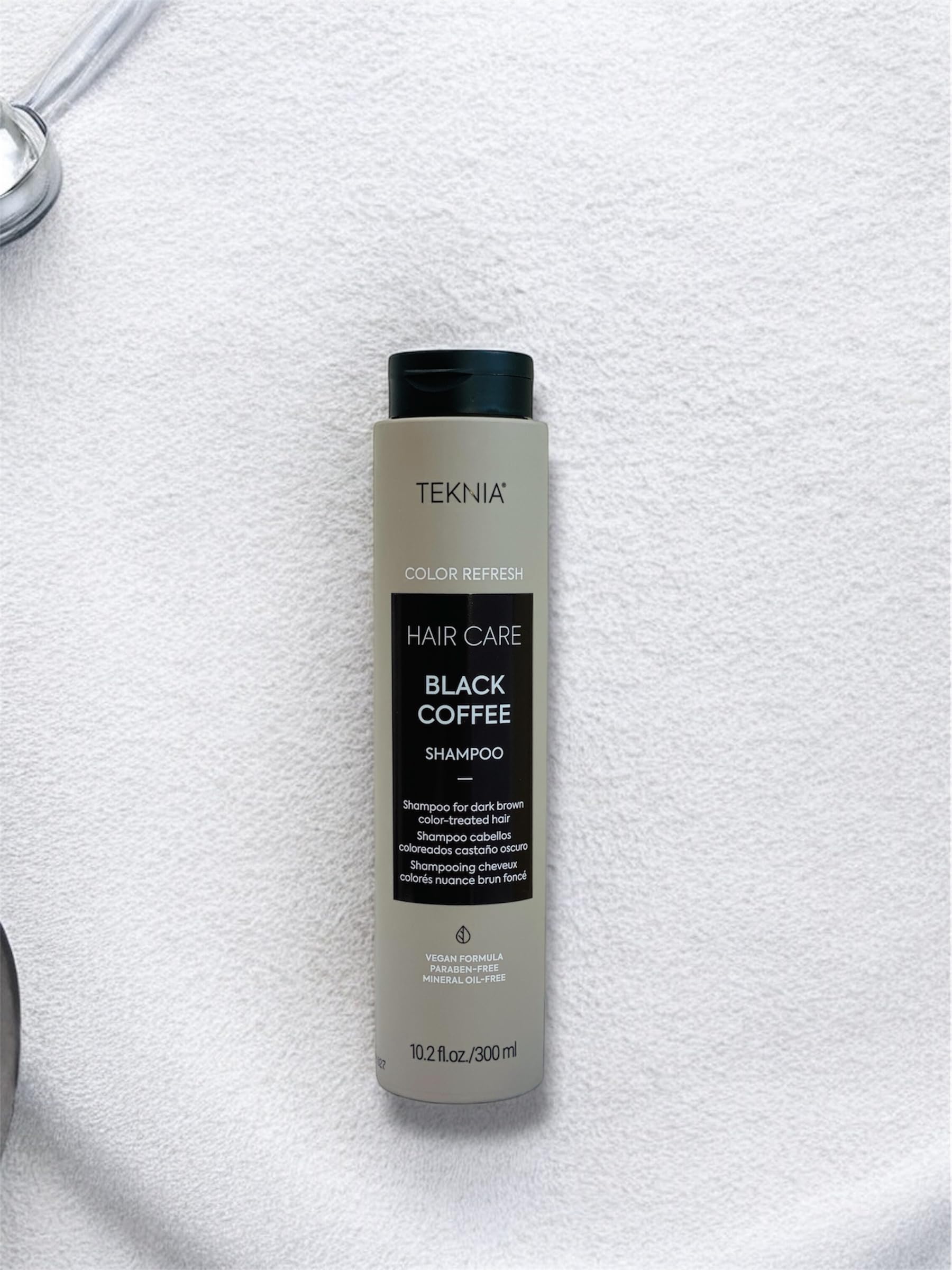 Application lather demonstrates even coverage for cooler tones.
