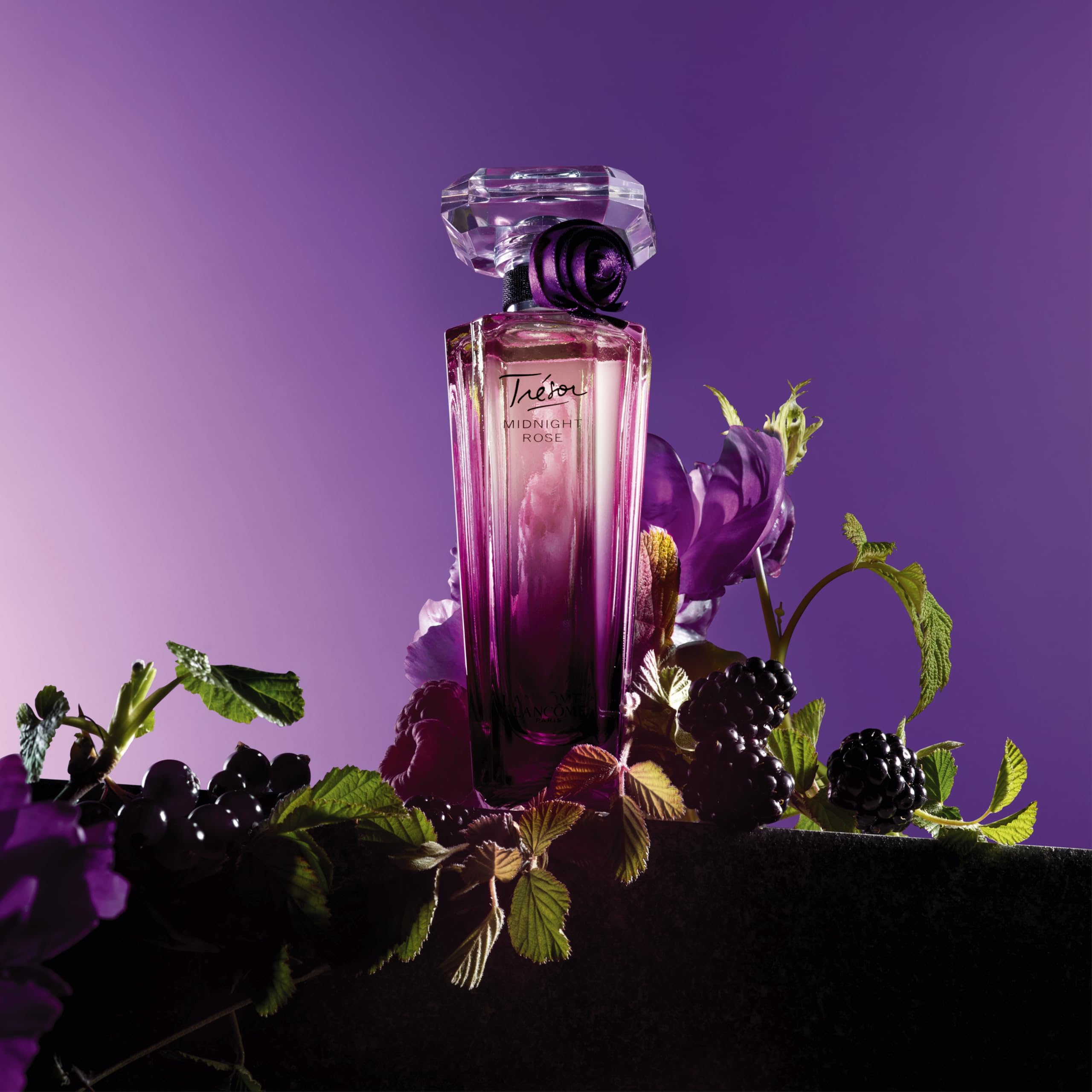Lancôme Trésor Midnight bottle highlighting raspberry and blackcurrant notes.