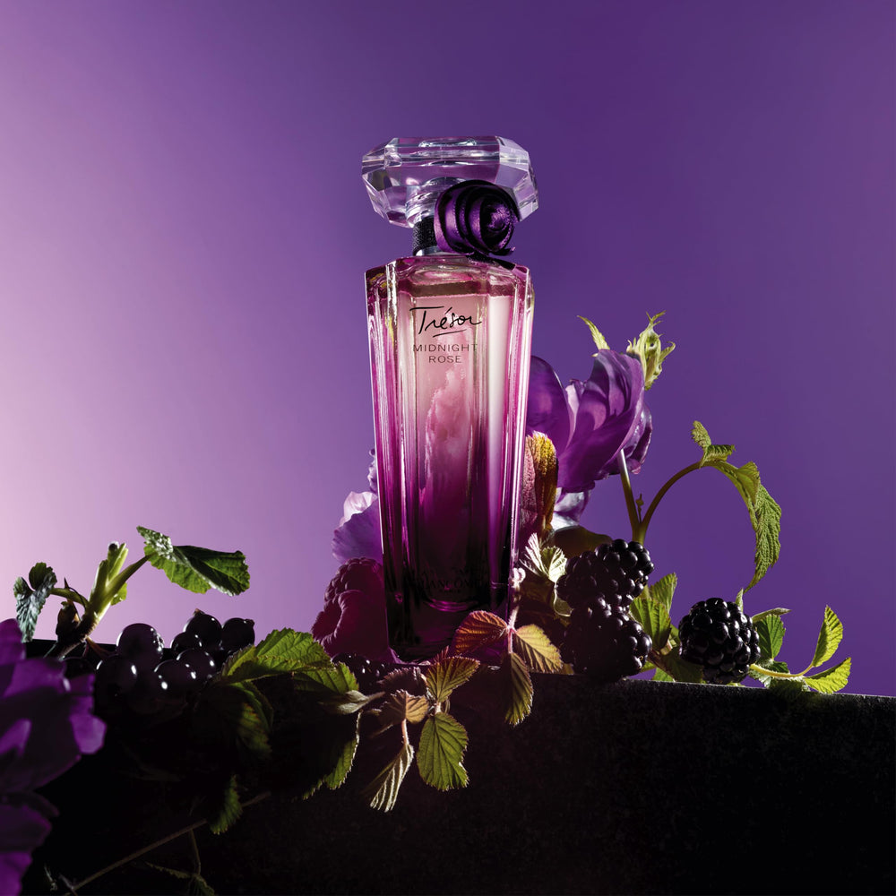 Lancôme Trésor Midnight bottle highlighting raspberry and blackcurrant notes.