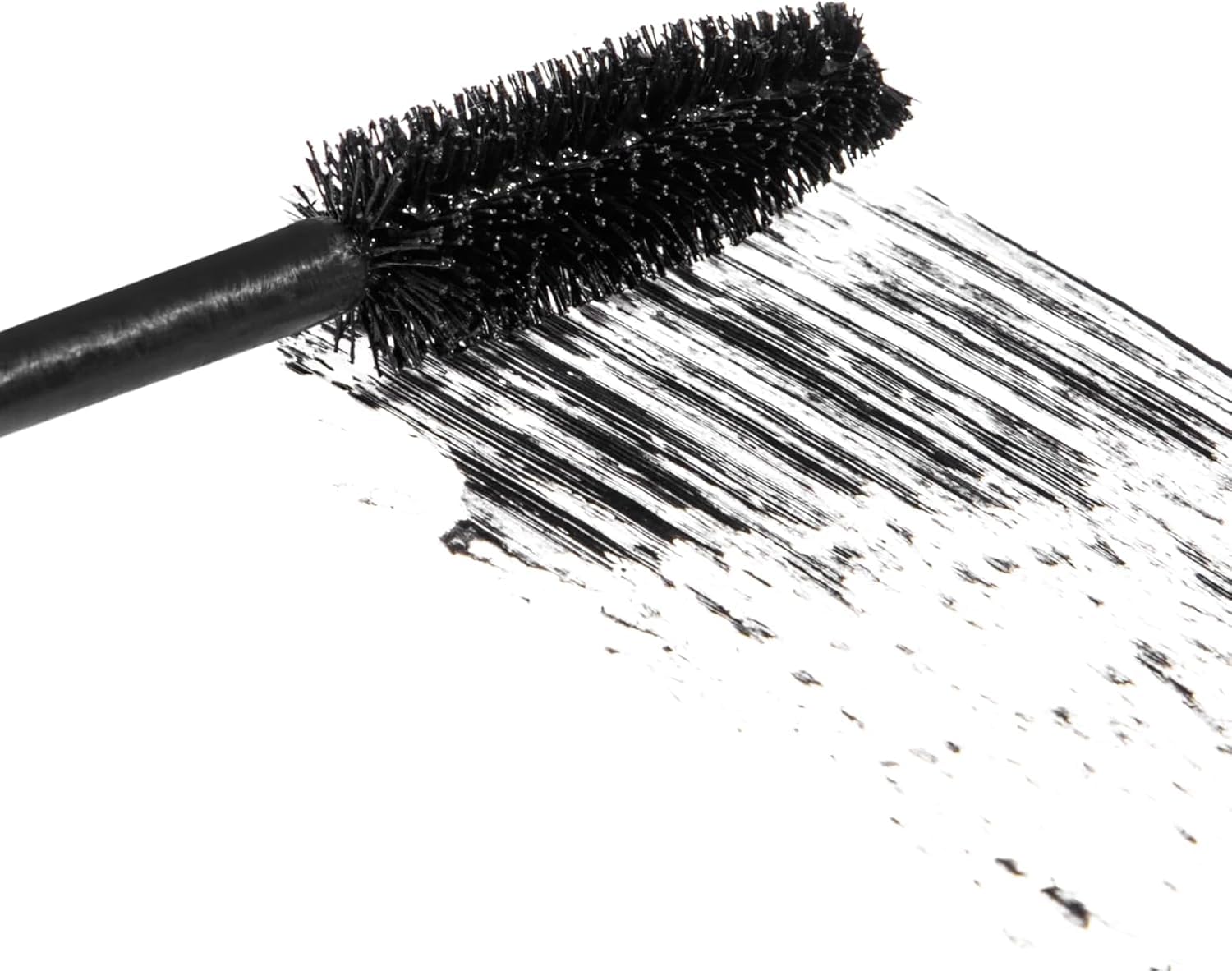 LashFood lash detail shows soft, nourished lashes after priming and mascara.