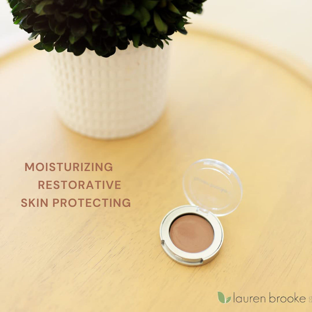 Lauren Brooke Cosmetiques Cocoa Latte Matte application demonstrates silky blend for seamless lids.
