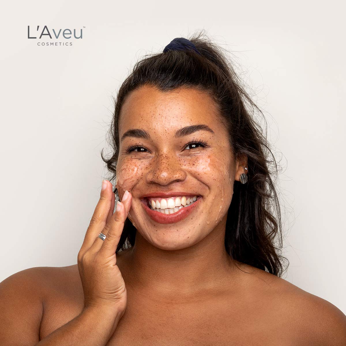 L'Aveu soapwort extract in formula supports gentle exfoliation.
