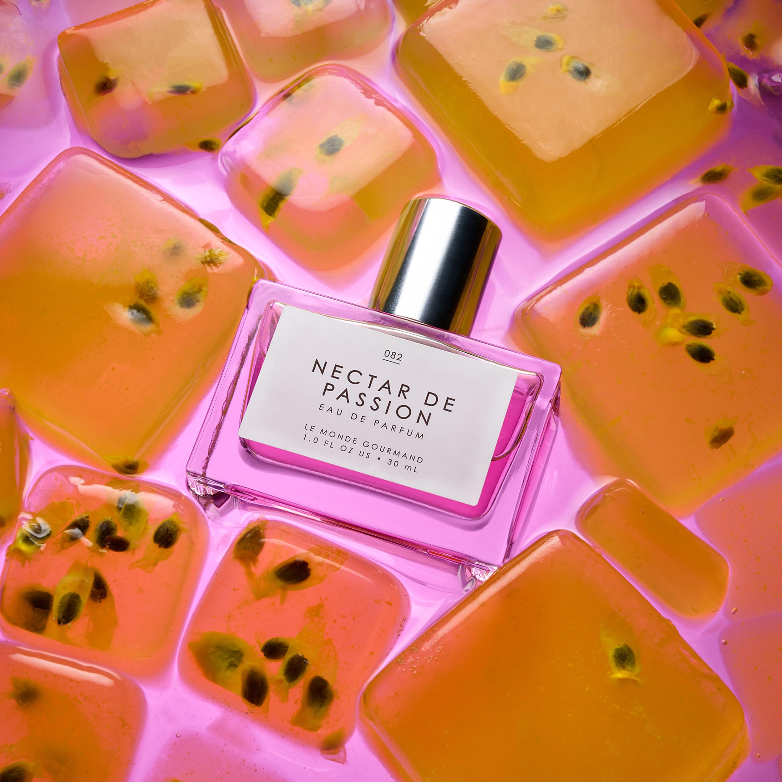 Le Monde Gourmand Nectar of Passion cap close-up reveals the refined cap design.