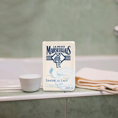 Le Petit Marseillais Lait milk-scent detail highlights aromatic profile