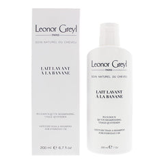 Milky formula texture of Lait Lavant a La Banane showcasing gentle cleansing.