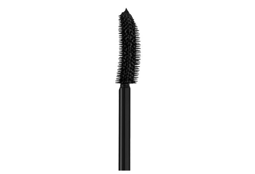 Lisa Eldridge Kitten Lash Mascara on lashes delivering featherweight lift and defined separation.