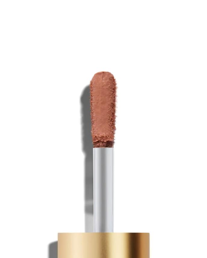 Lisa Eldridge Liquid Silk Irene texture demonstrates soft, blendable coverage on eyelids.