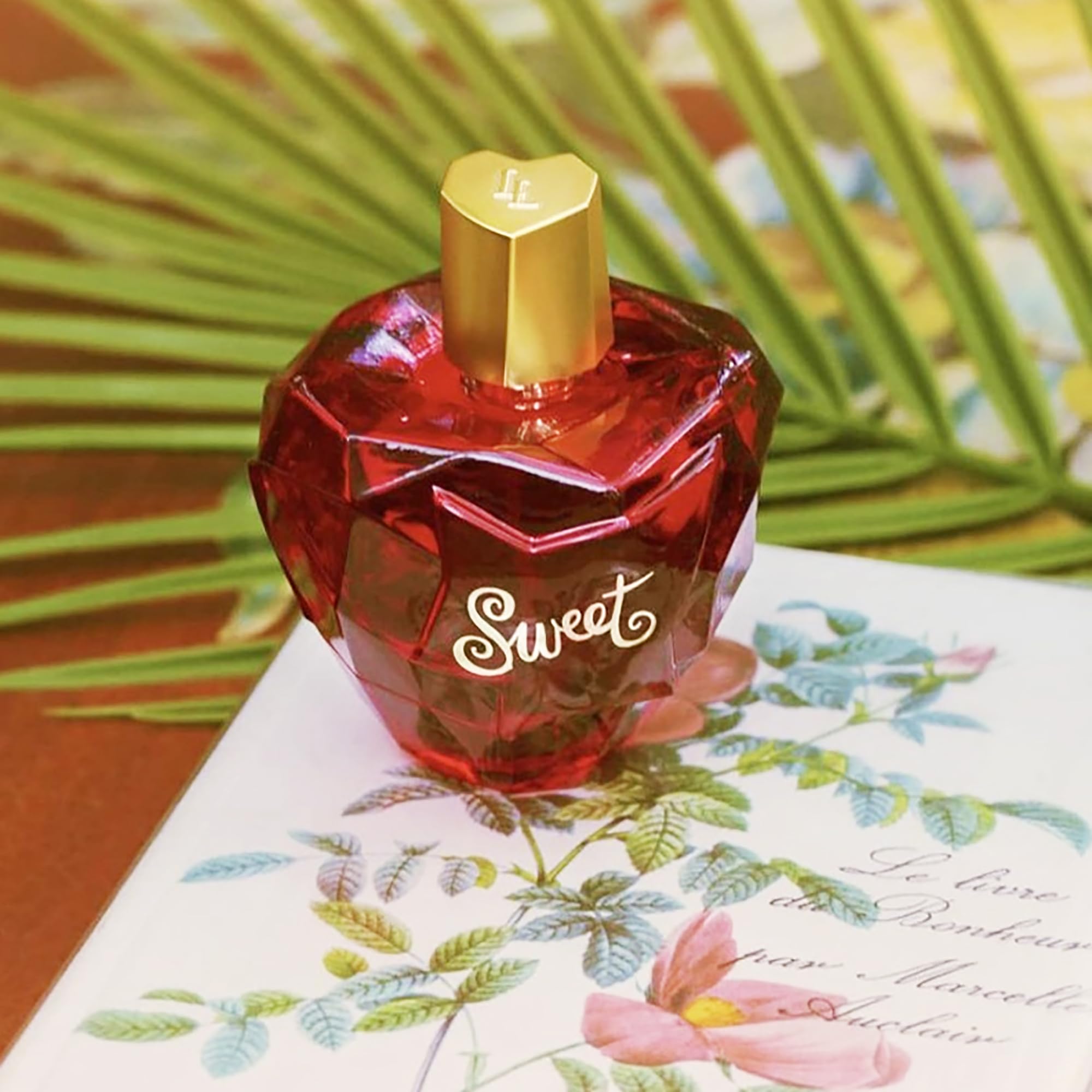 Lolita Lempicka Sweet cap detail in gold finish adds luxury to your routine