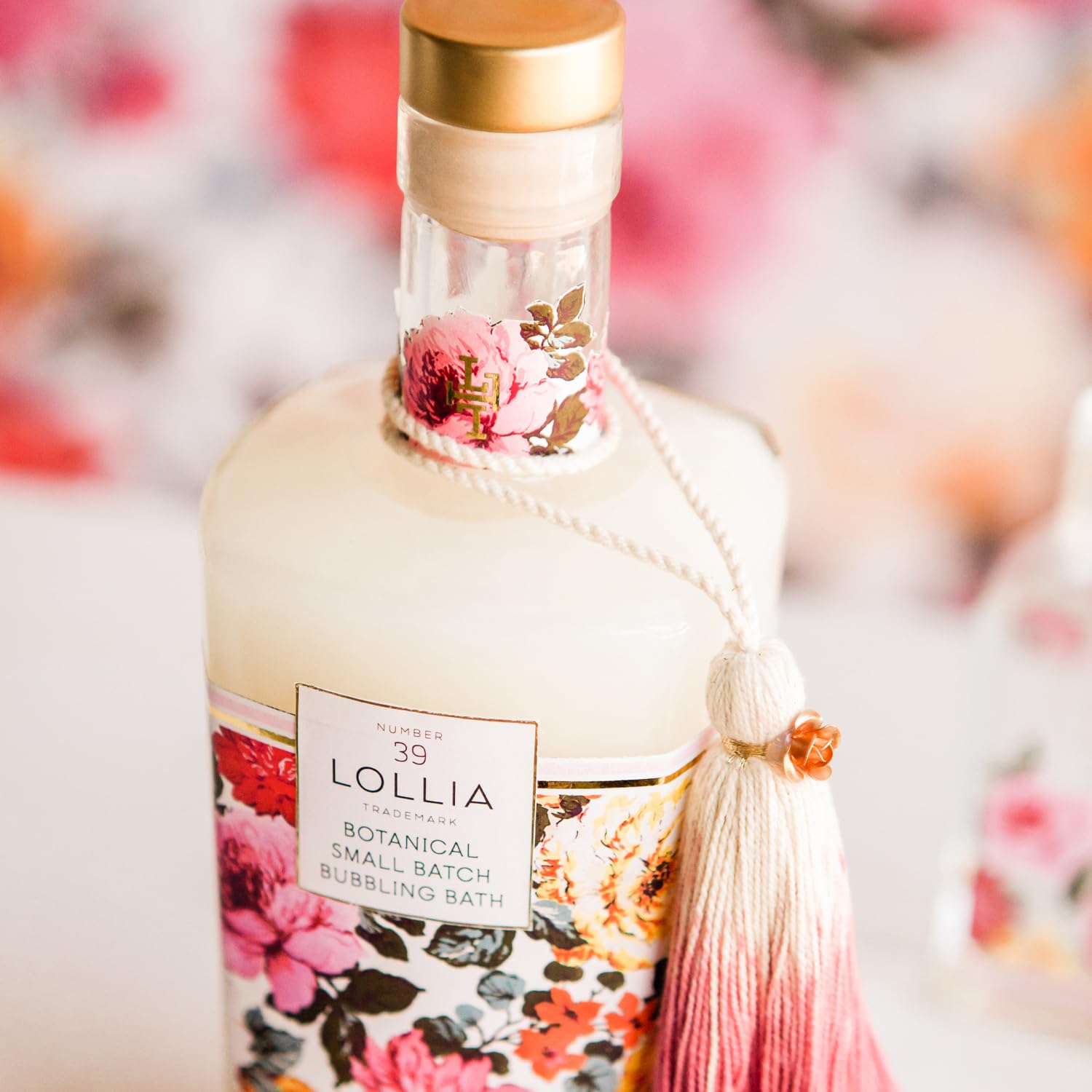 LOLLIA Always in Rose aroma envelops the tub, inviting calm.
