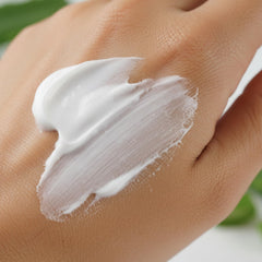 LOLX Urea Cream absorbed without residue during daytime use.
