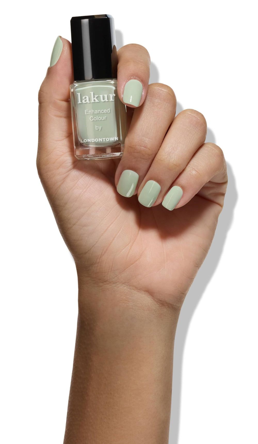 LONDONTOWN LAKUR wide brush applies smooth, even color across nails