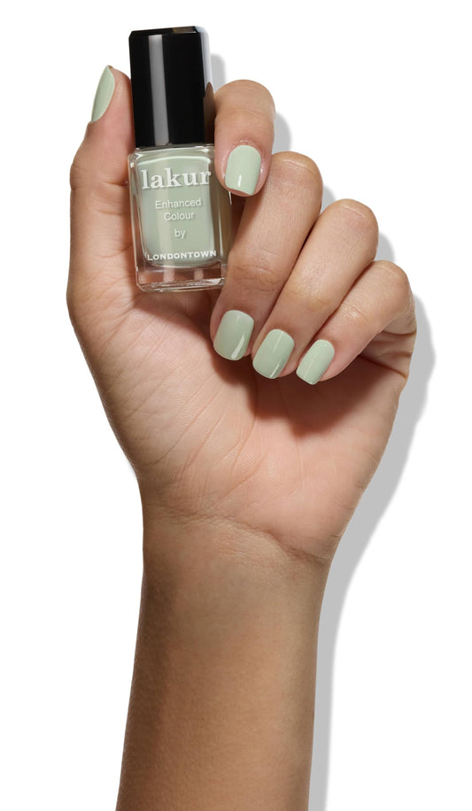 LONDONTOWN LAKUR wide brush applies smooth, even color across nails