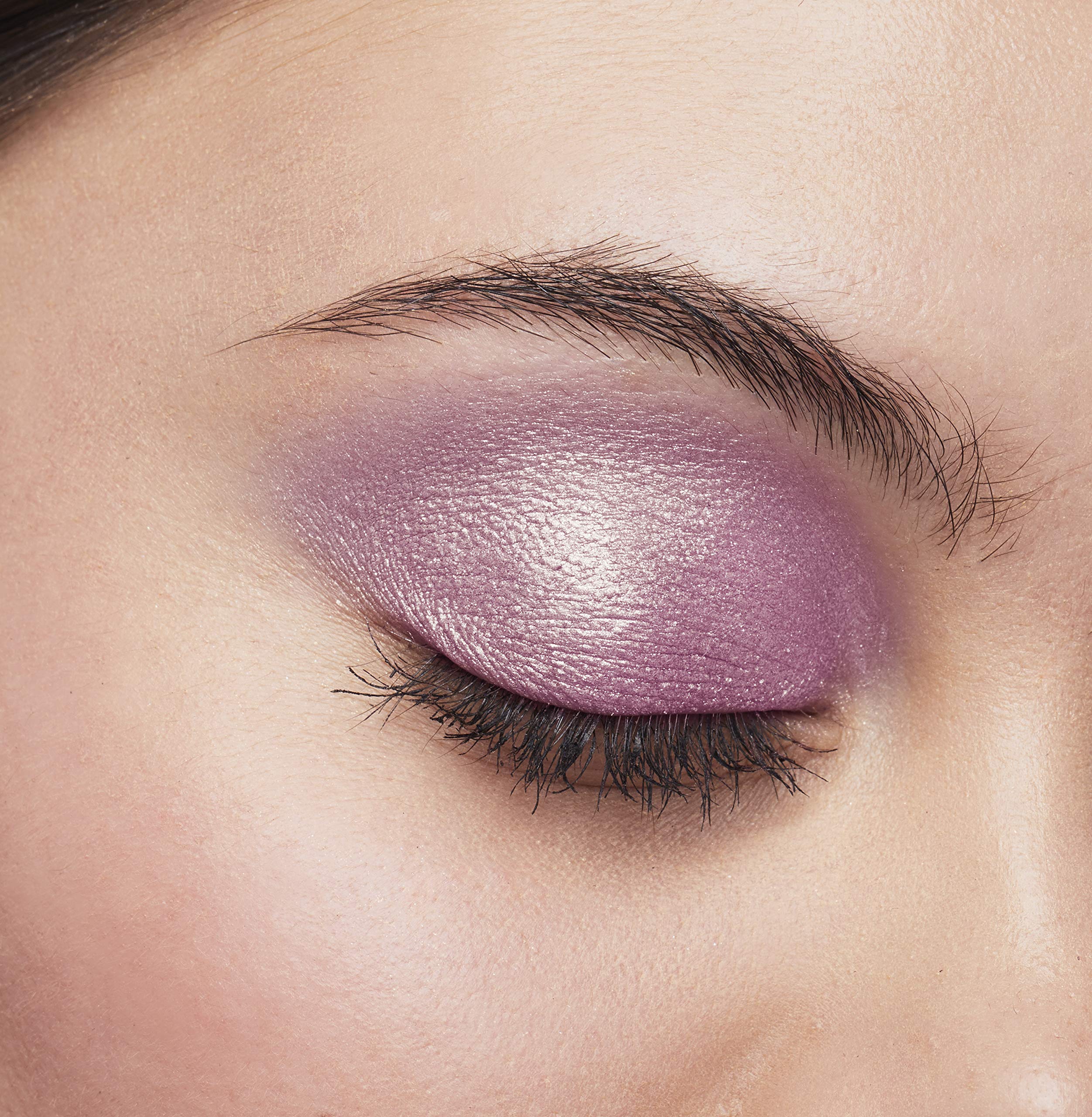 Brilliant Eyes precision-applicator allows precise lid definition.