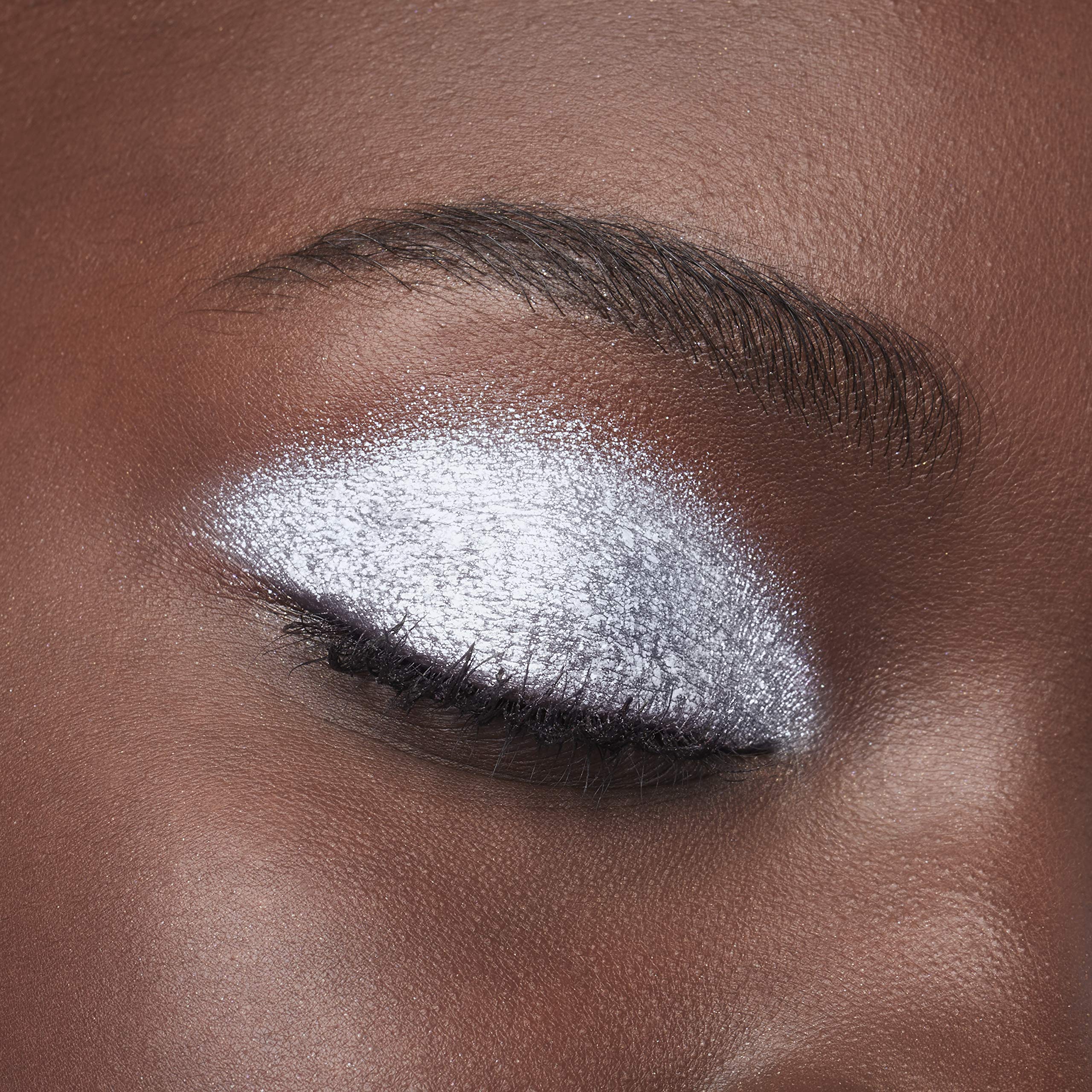 Day-to-night shimmer with Brilliant Eyes suitable for quick transitions