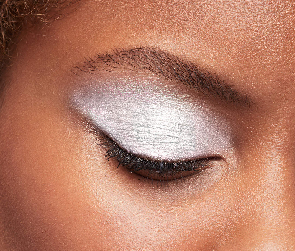 Lightweight, non-greasy feel of Brilliant Eyes on eyelids