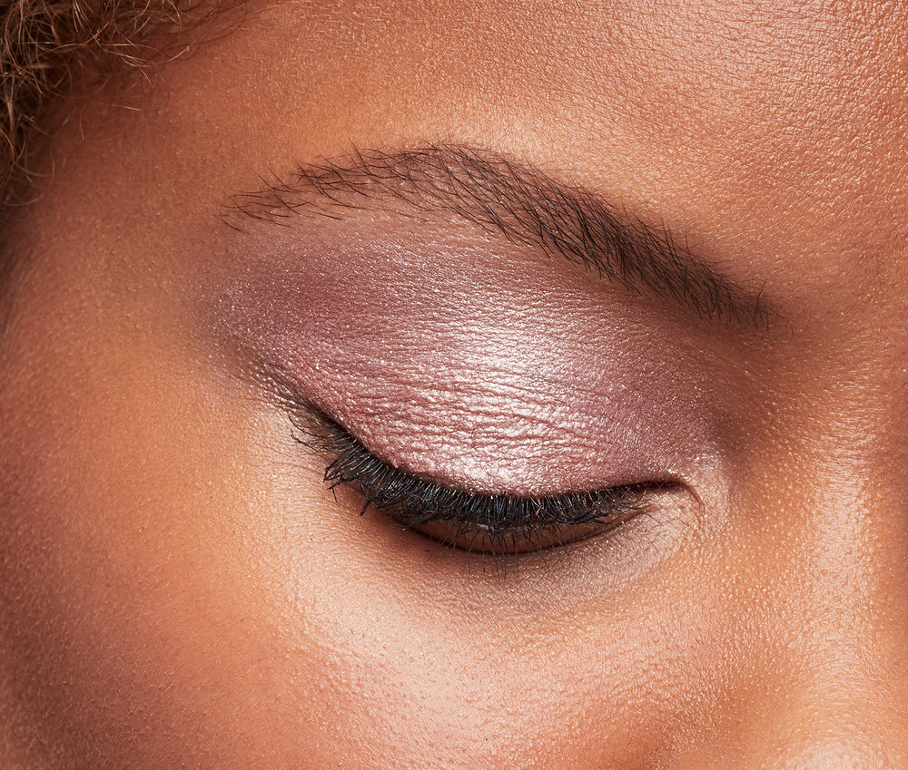 Flake-proof texture stays vivid from first stroke to the end of day.