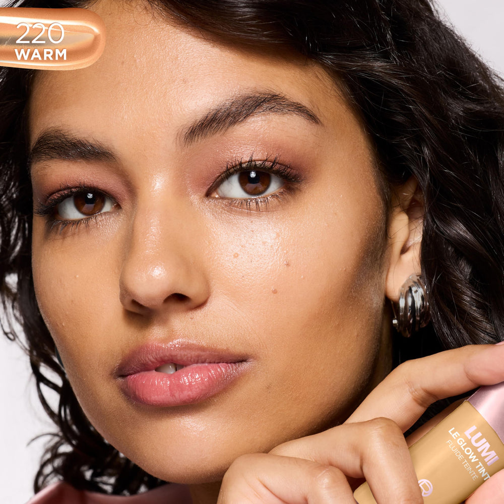 L'Oreal Paris Lumi Le Glow Skin Tint application close-up proving easy blend