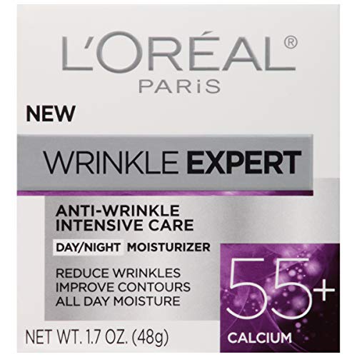 L’Oréal Paris Wrinkle Expert cream application demonstrates easy spreading for daily anti-aging care