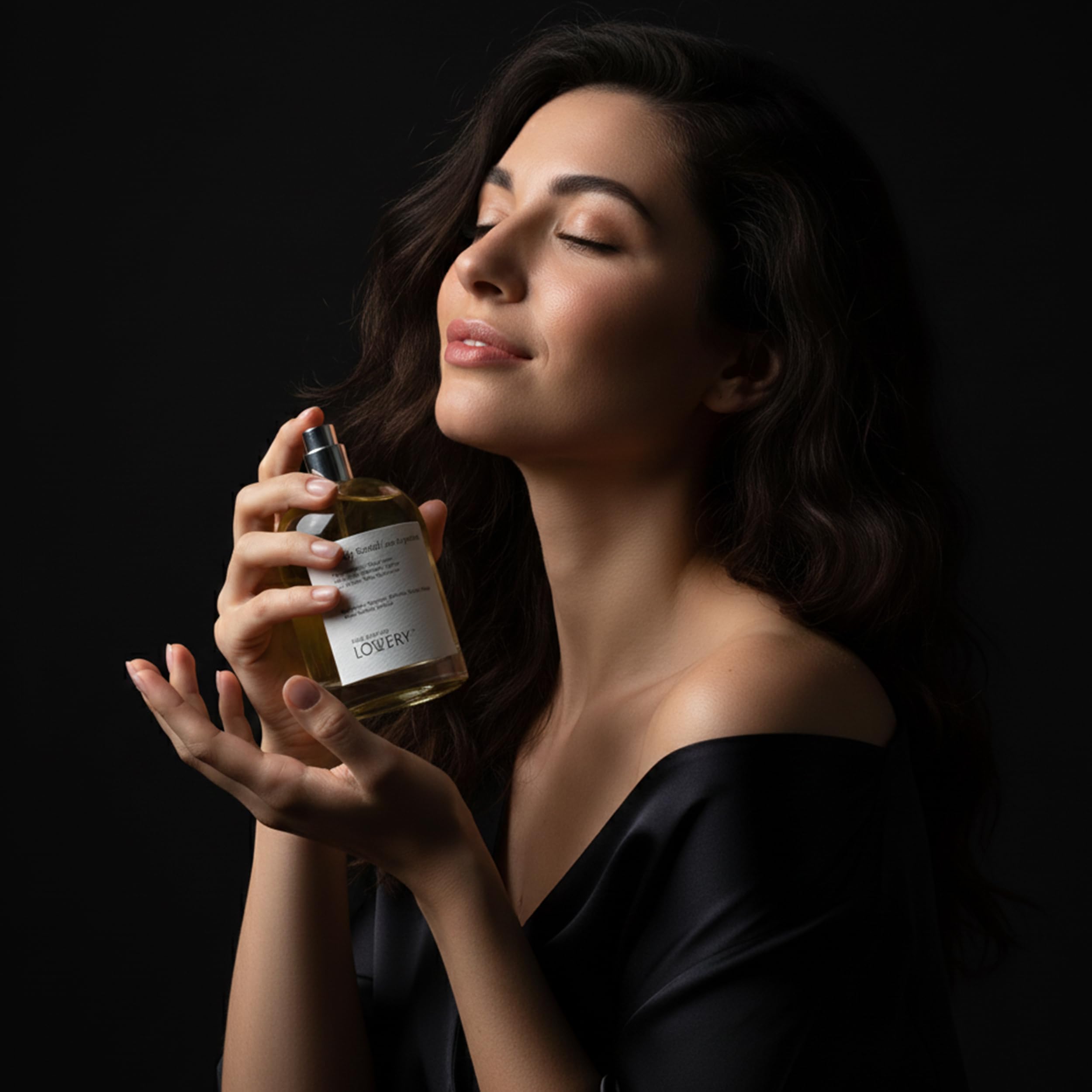 Lovery Premium Indian Mysore sandalwood creates a rich base.