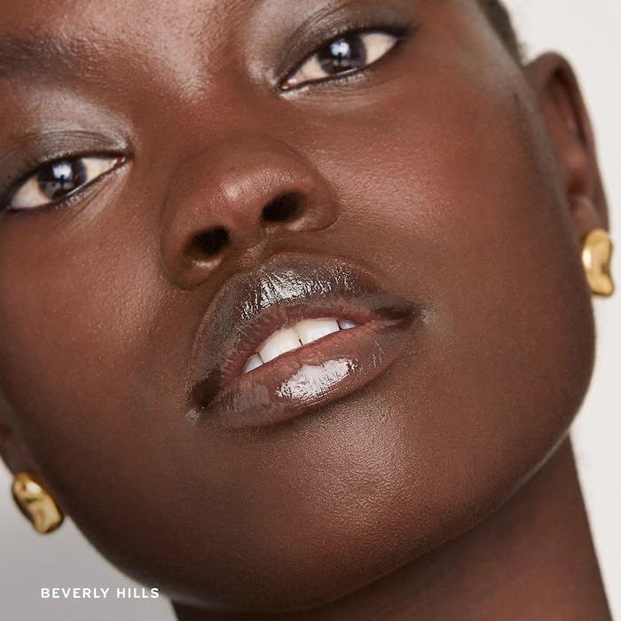 M Flush Balm Cream Blush adds a gentle glow for daily freshness on the skin.