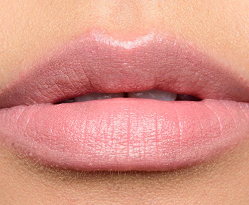 MAC Creme D Nude soft shine close-up highlights natural, versatile glow