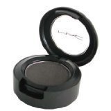 MAC Eye Shadow Print compact provides pigment-rich color with long-wear versatility.