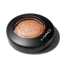 MAC Mineralize Skinfinish Global Glow light reflects to brighten features