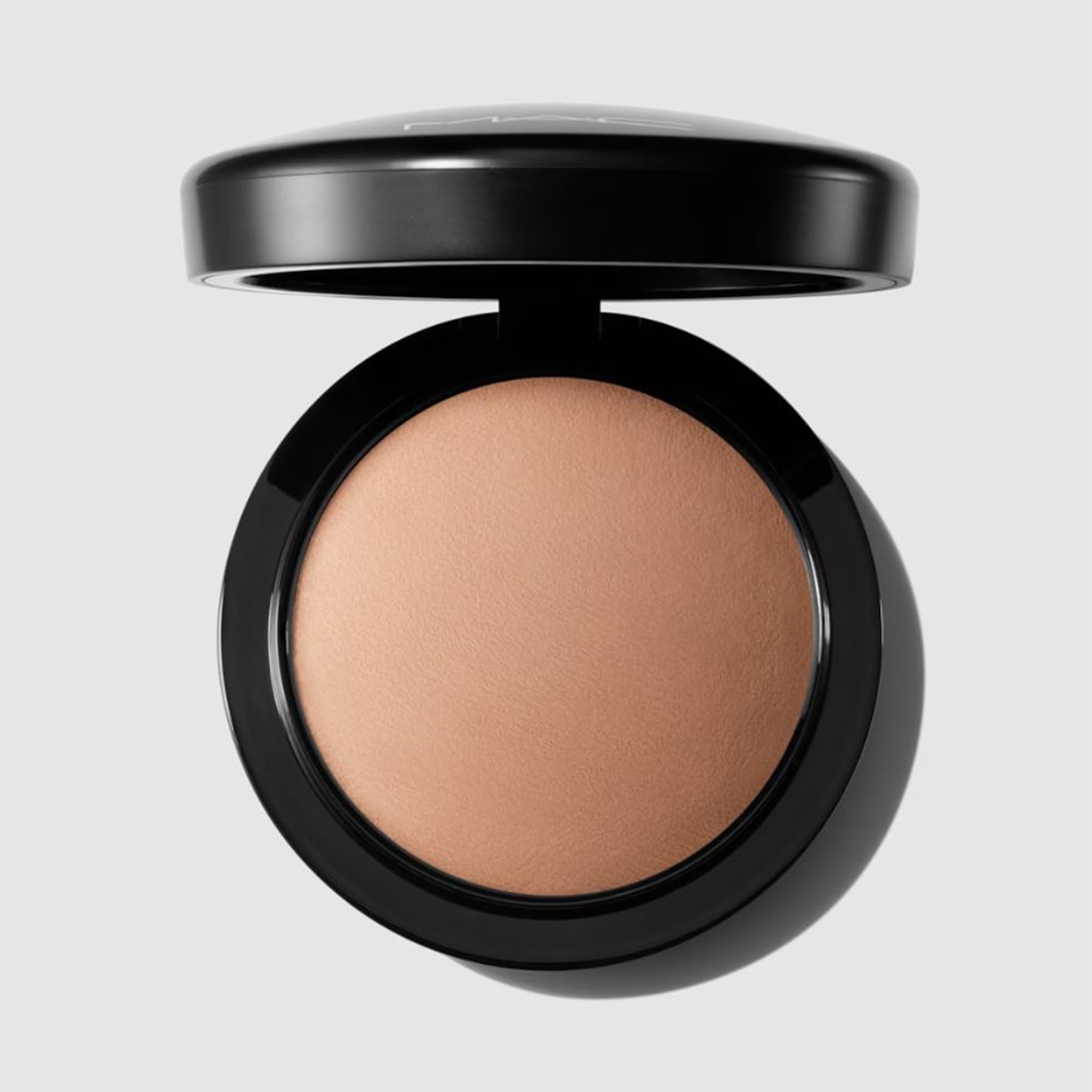 MAC Mineralize Skinfinish Natural – buildable-coverage for a flexible, skin-like glow.
