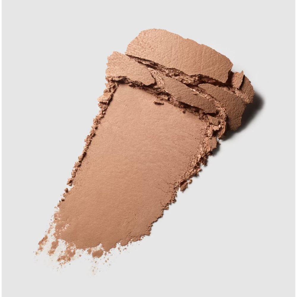 MAC Mineralize Skinfinish Natural – mineral-enriched formula for a luminous look.