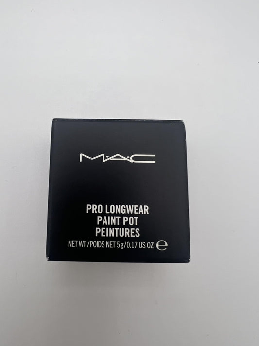 MAC Paint Pot Born To Beam swatch—evens lids with subtle color payoff