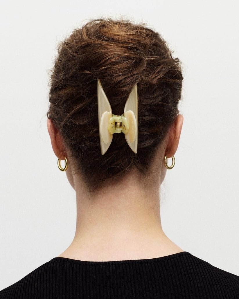 MACHETE MIDI Heirloom clip in action holds hair securely with slip-free grip.