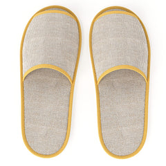 Maeline universal-size slippers offering easy fit and daily comfort.