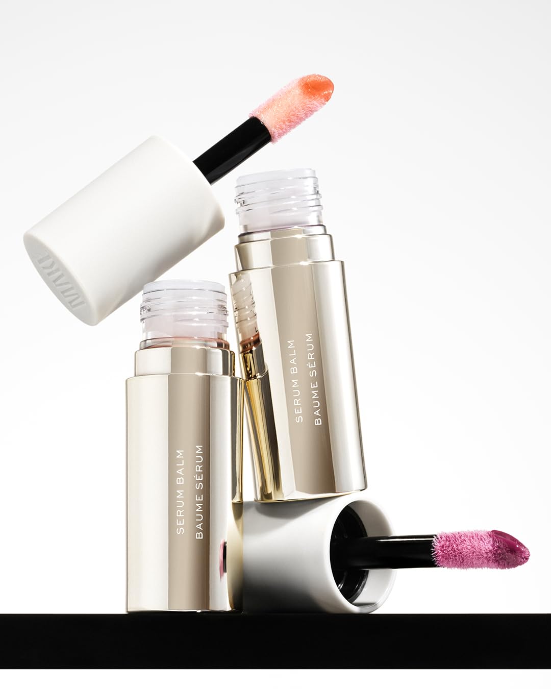 Hyaluronic acid and THD vitamin C ester boost hydration and plump look.