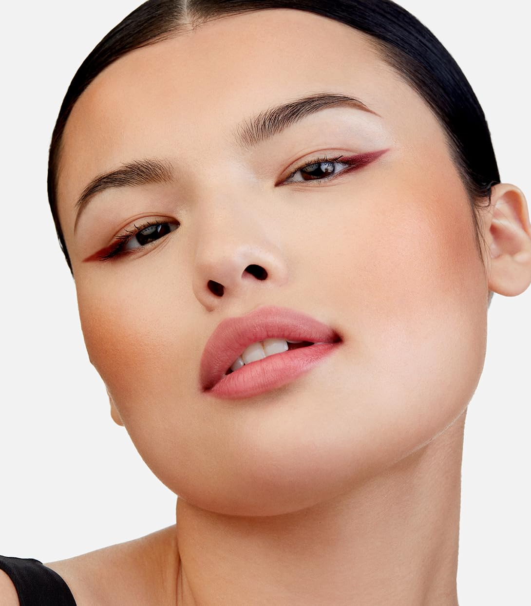 MAKE LENI technology enhances pigment delivery for richer color.