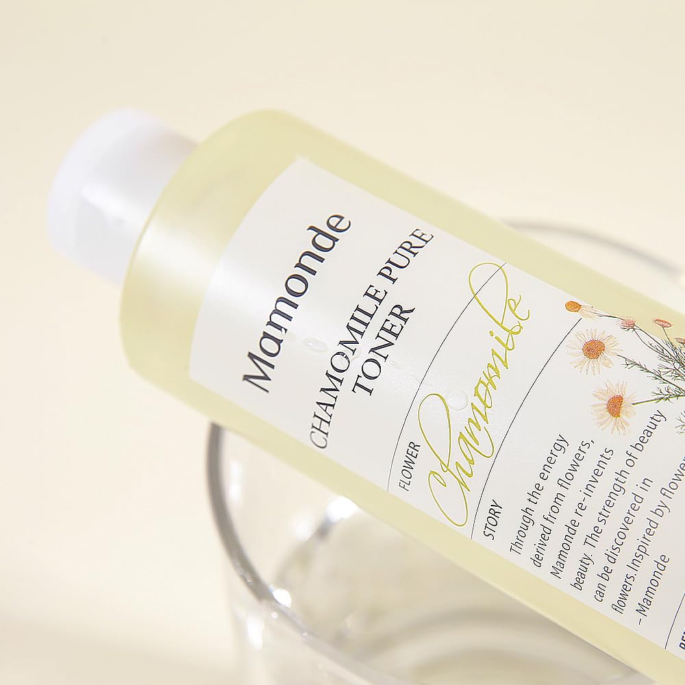 Mamonde Chamomile Pure Vegan Toner cotton pad usage demonstrates soothing prep.