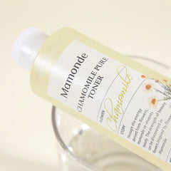 Mamonde Chamomile Pure Vegan Toner cotton pad usage demonstrates soothing prep.