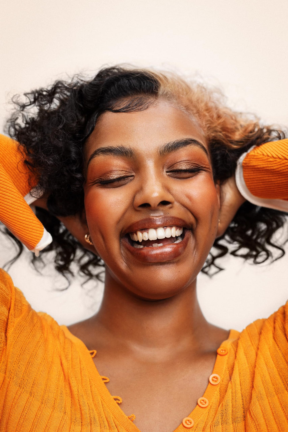 Hands applying shampoo to wet hair from Maria Nila Head & Hair Heal routine.